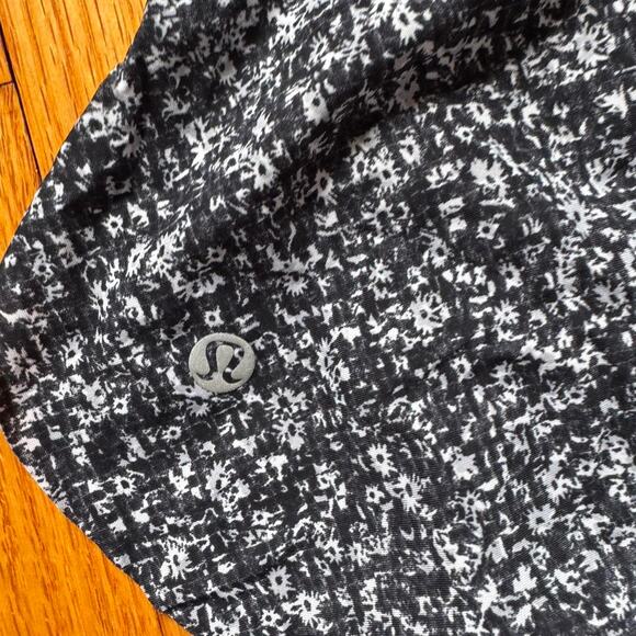 Lululemon mini skirt with a black and white floral pattern (Quick Pace Skirt) - Picture 2 of 7